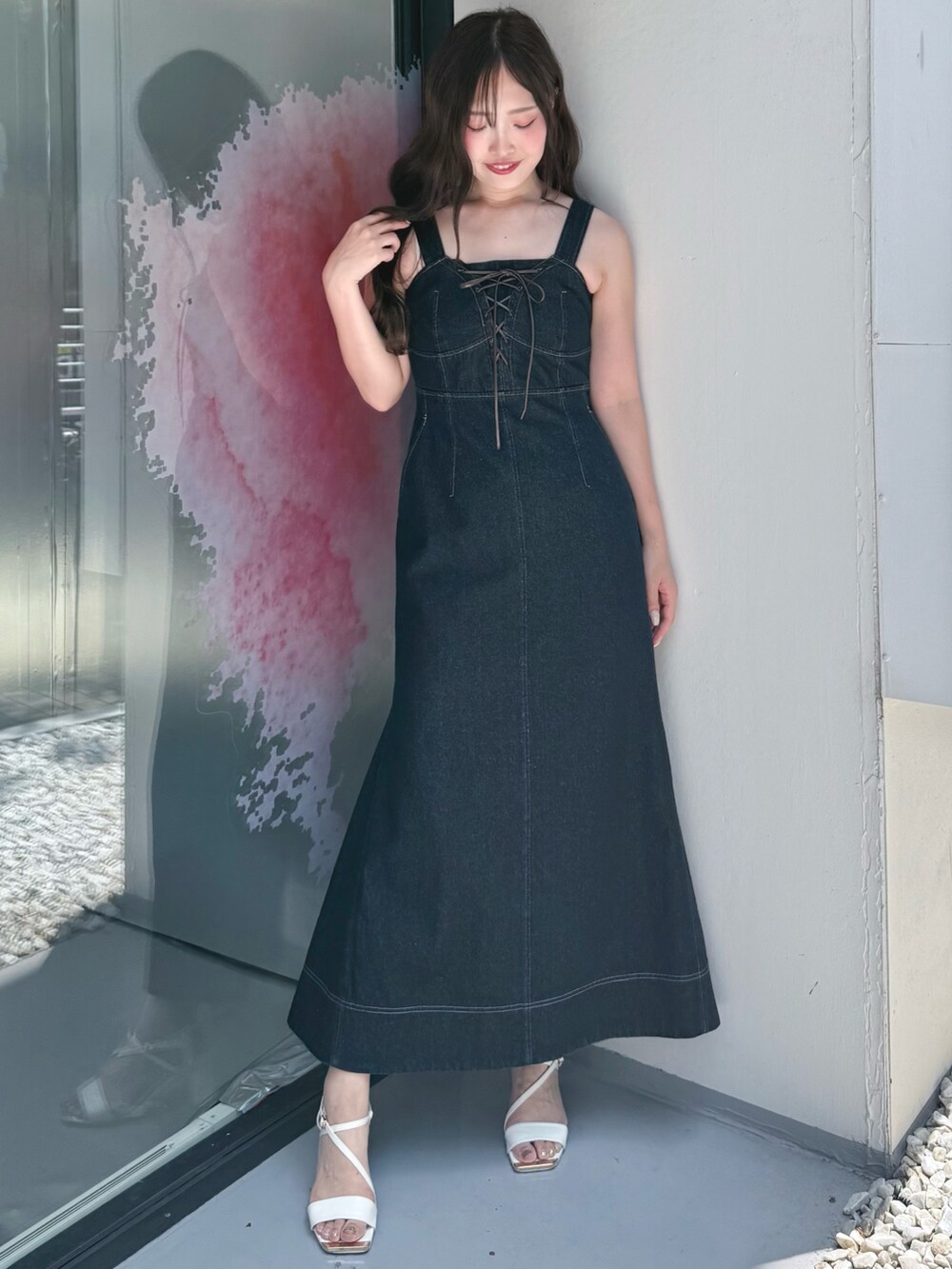 ブルー系のワンピース、ホワイト系のサンダルを着用したレディースの夏コーディネートの2枚目の写真