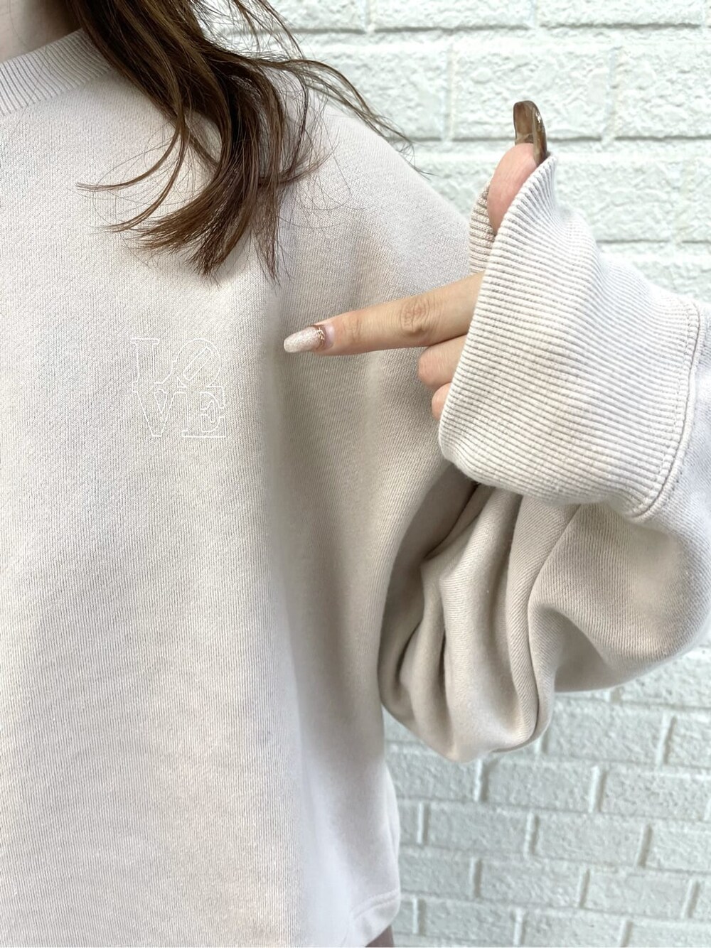 ベージュ系のTシャツ/カットソー、ブラウン系のワンピース、ホワイト系のブーツを着用したレディースの秋コーディネートの5枚目の写真