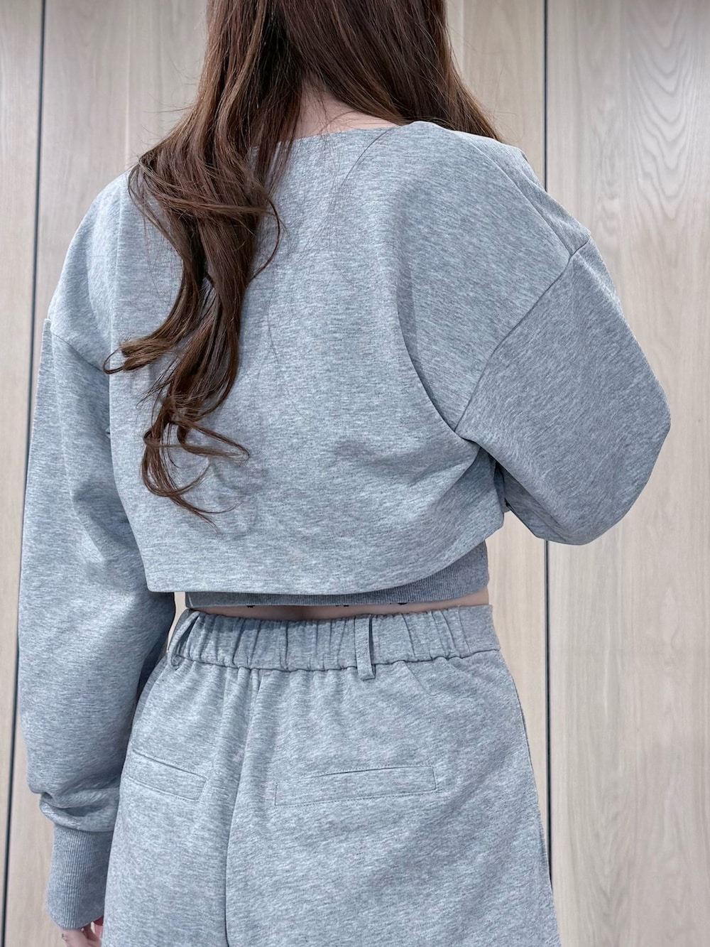 グレー系のTシャツ/カットソー、グレー系のその他パンツ、ブラック系のブーツを着用したレディースの冬コーディネートの6枚目の写真