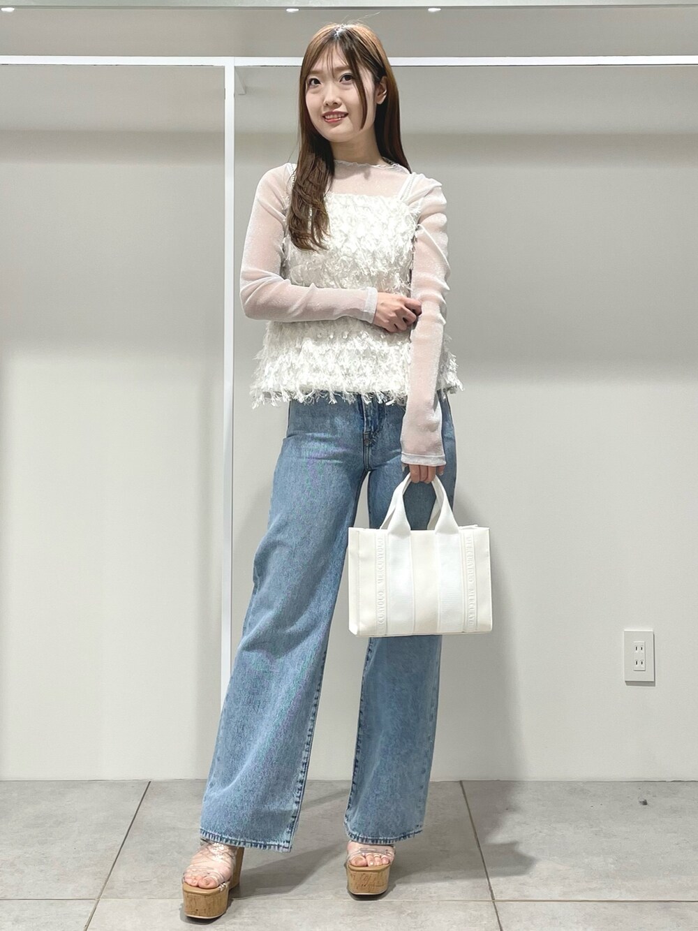 その他のサンダル、シルバー系のTシャツ/カットソー、ホワイト系のキャミソールを着用したレディースの春コーディネートの2枚目の写真