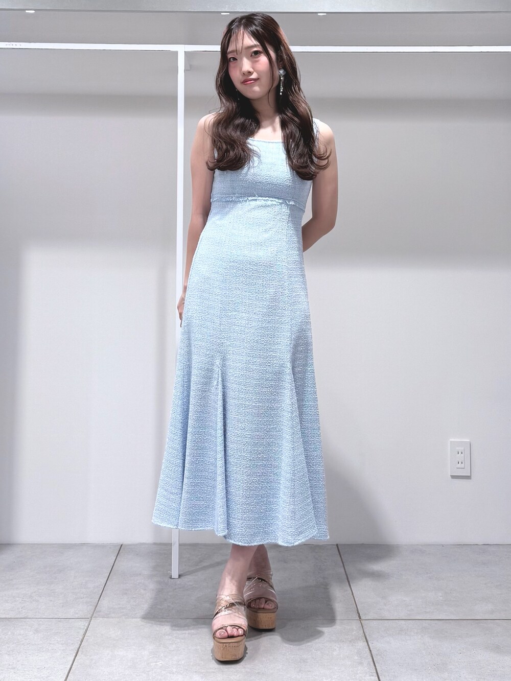 ブルー系のワンピース、ブラウン系のサンダル、ブルー系のその他アウターを着用したレディースの春コーディネートの6枚目の写真