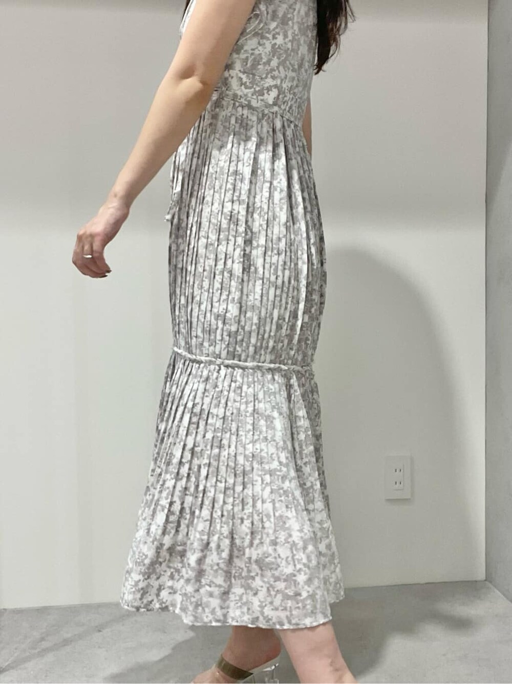 グリーン系のサンダル、グレー系のワンピース、シルバー系のイヤリングを着用したレディースの夏コーディネートの6枚目の写真