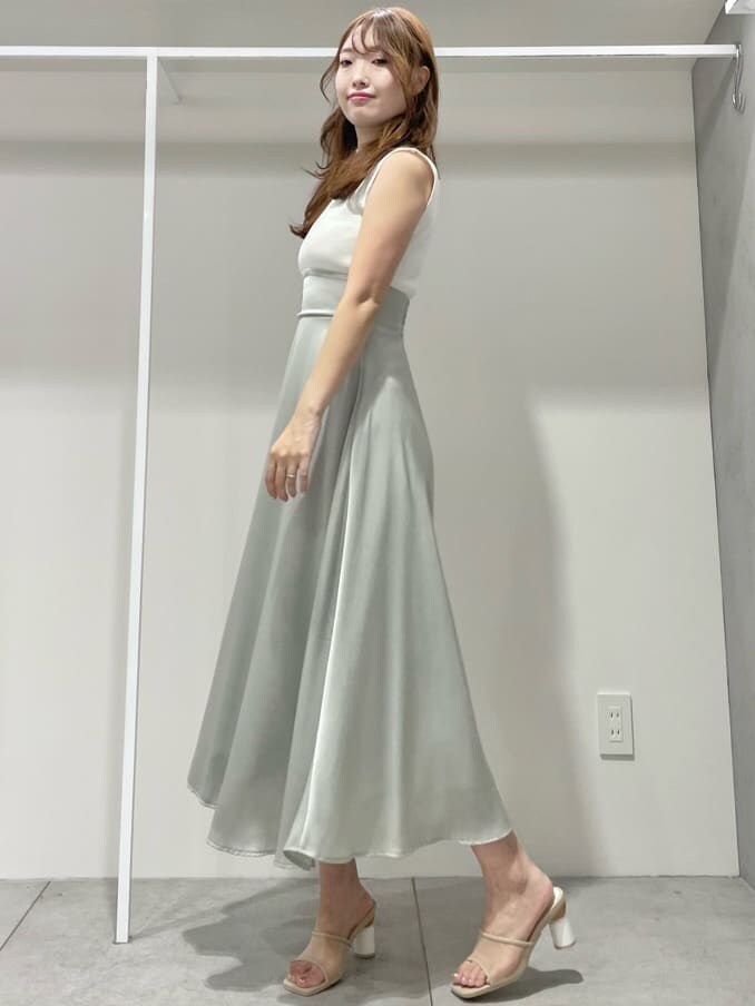 グリーン系のワンピース、ベージュ系のサンダルを着用したレディースの夏コーディネートの4枚目の写真