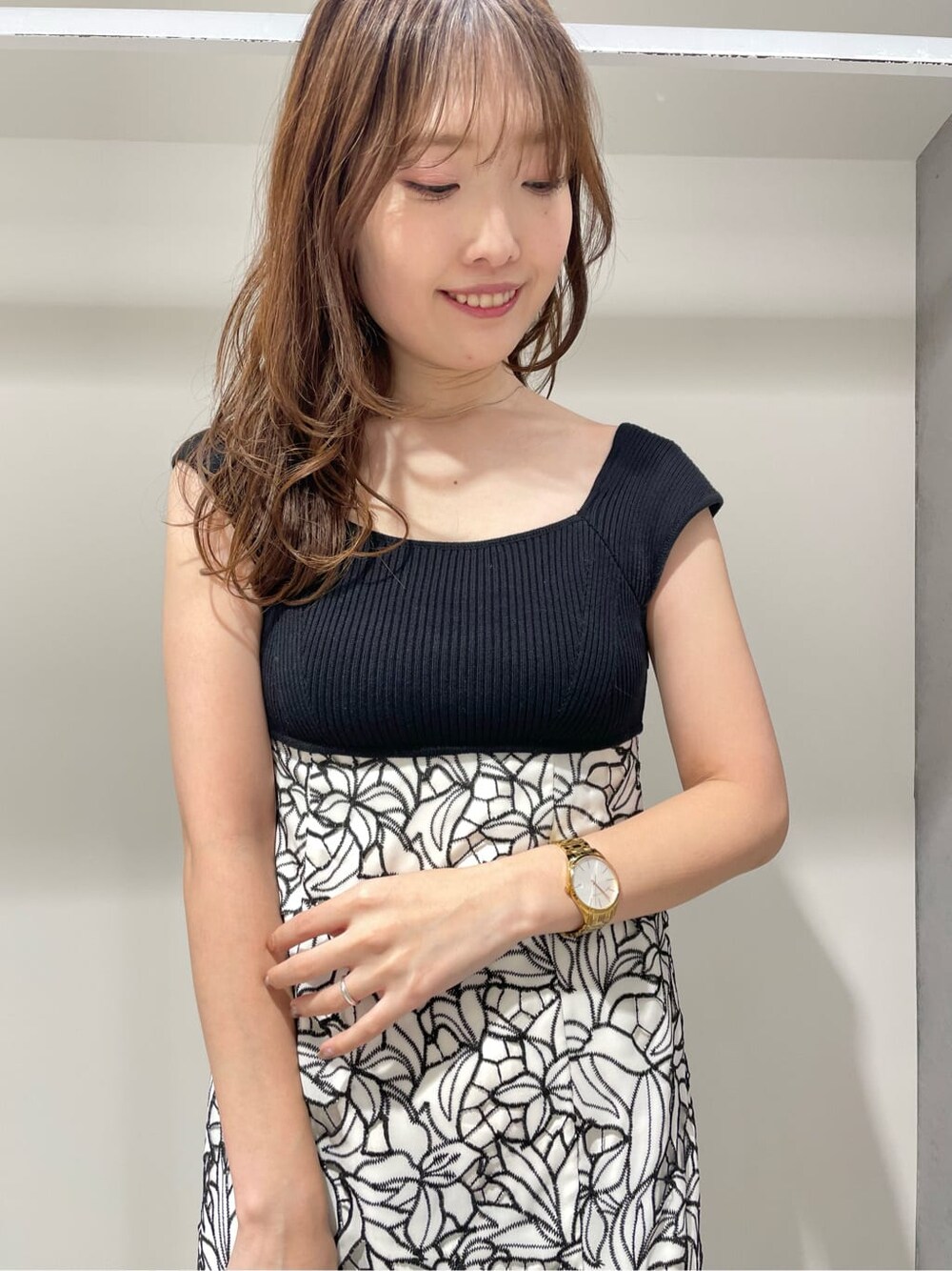 ブラック系のその他シューズ、ブラック系のワンピースを着用したレディースの春コーディネートの4枚目の写真