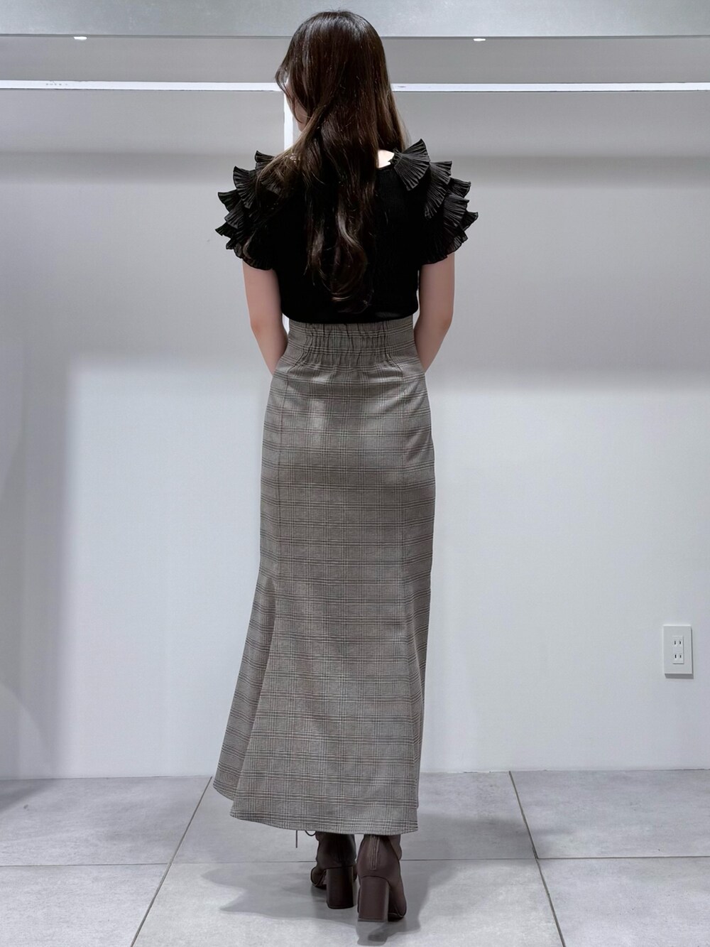 その他のスカート、ブラック系のニット/セーター、ブラック系のハンドバッグを着用したレディースの夏コーディネートの4枚目の写真