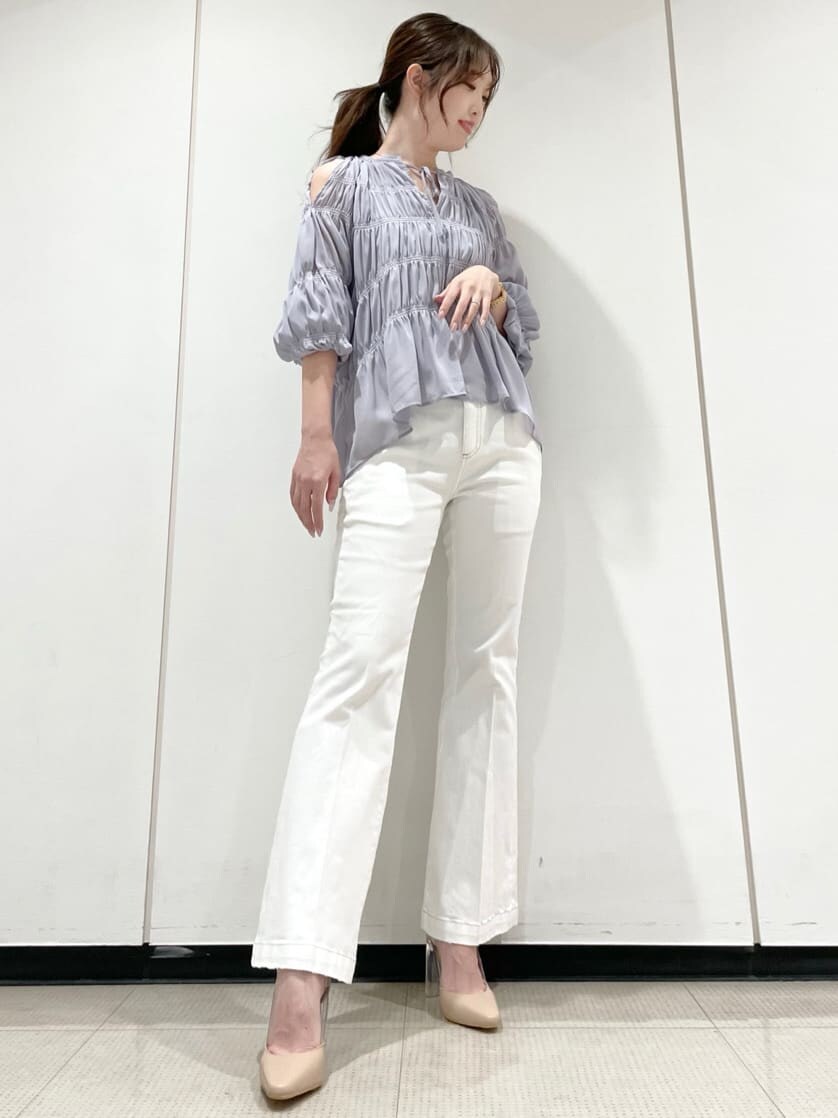 ベージュ系のパンプス、パープル系のシャツ/ブラウス、ホワイト系のその他パンツを着用したレディースの冬コーディネートの5枚目の写真