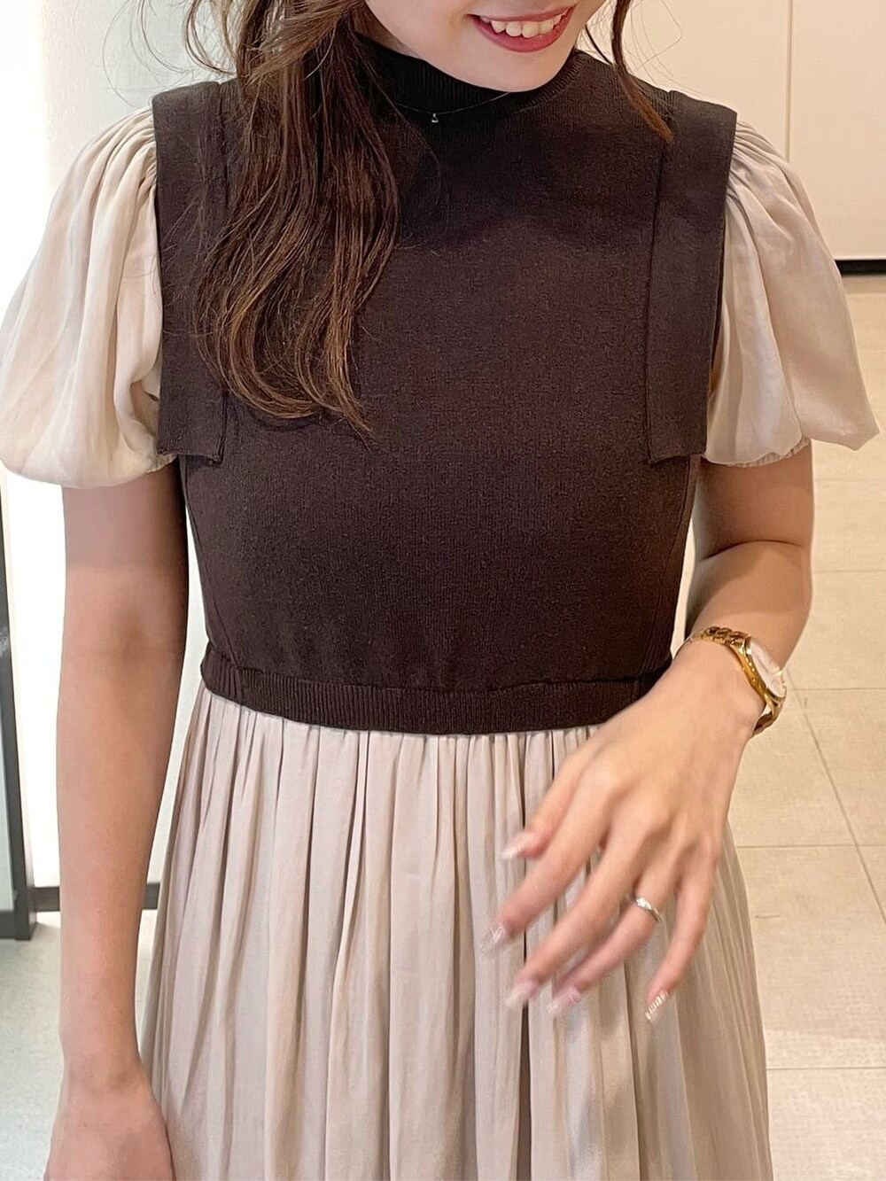 ブラウン系のパンプス、ブラウン系のワンピースを着用したレディースの春コーディネートの3枚目の写真