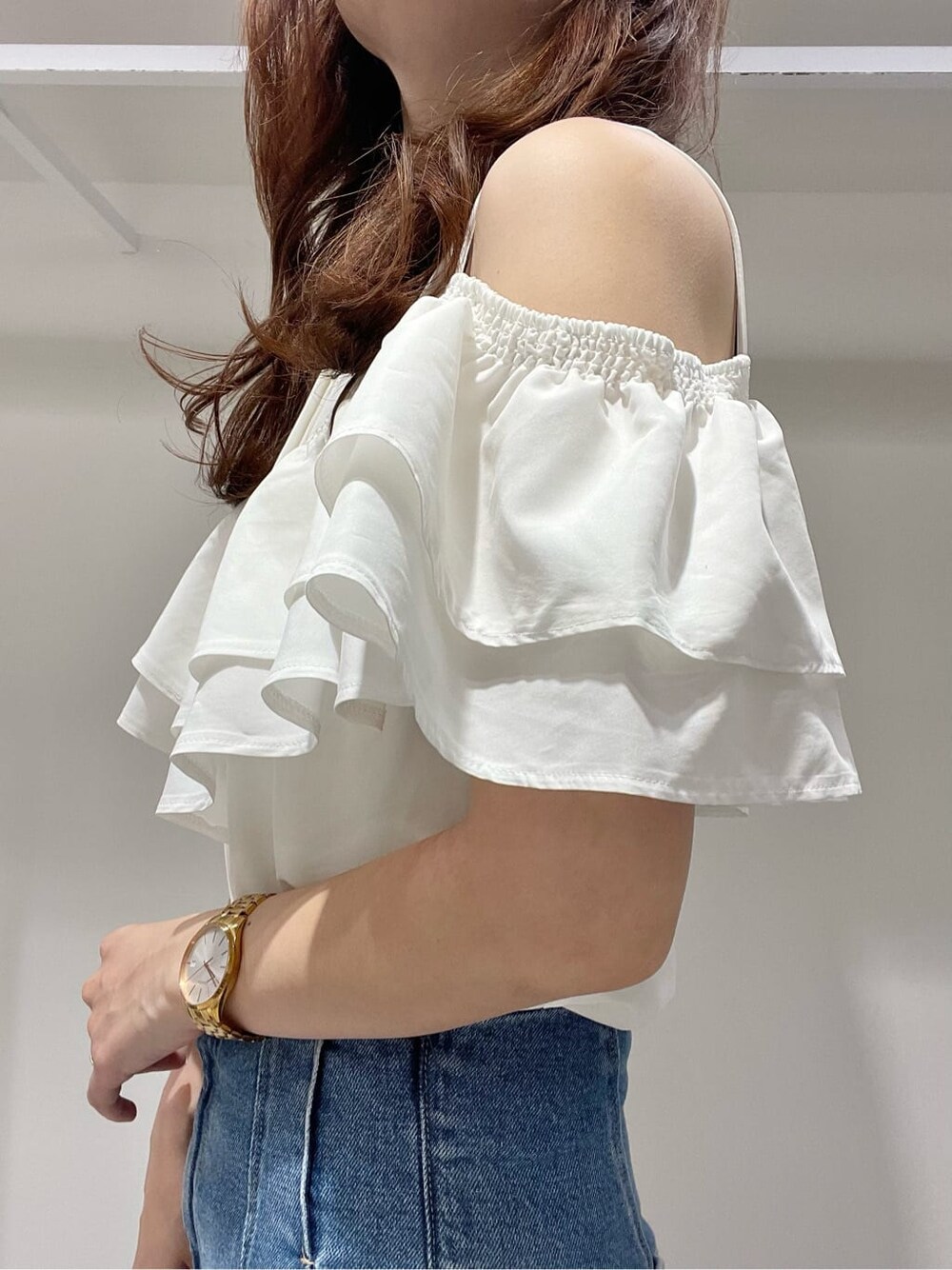 ホワイト系のシャツ/ブラウス、ブルー系のその他パンツ、その他のサンダルを着用したレディースの夏コーディネートの4枚目の写真