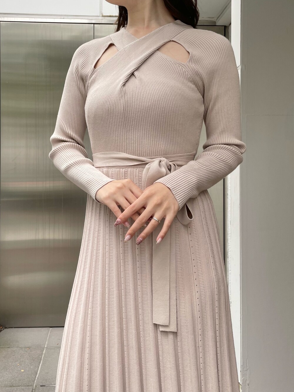 ホワイト系のステンカラーコート、ベージュ系のワンピース、ベージュ系のブーツを着用したレディースの秋コーディネートの8枚目の写真