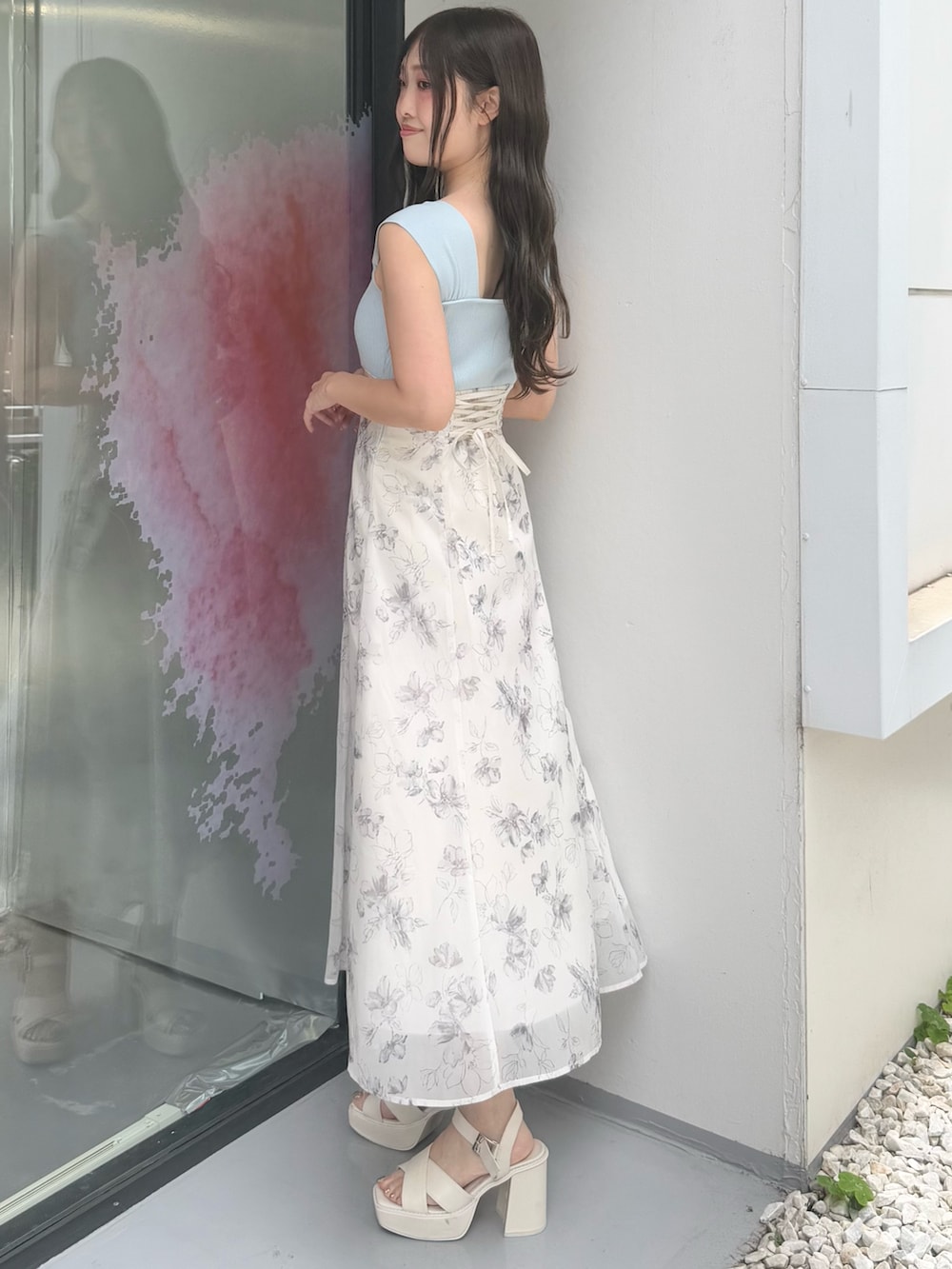 ブルー系のワンピース、ホワイト系のサンダルを着用したレディースの夏コーディネートの3枚目の写真