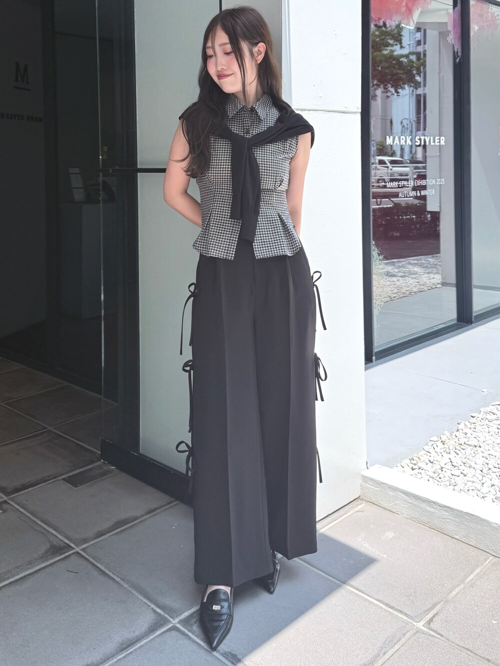 ブラック系のその他パンツ、その他のシャツ/ブラウス、ブラック系のパンプスを着用したレディースの夏コーディネートの2枚目の写真