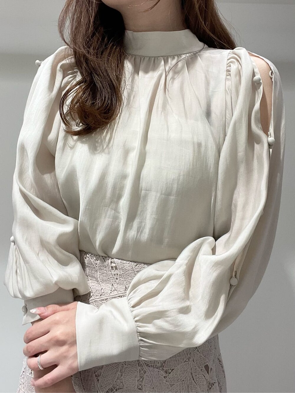 ベージュ系のパンプス、ベージュ系のシャツ/ブラウス、ピンク系のスカートを着用したレディースの春コーディネートの4枚目の写真