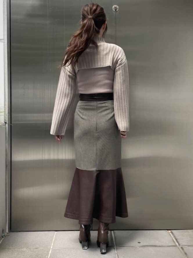 ブラウン系のブーツ、その他のスカート、ベージュ系のニット/セーターを着用したレディースの秋コーディネートの5枚目の写真