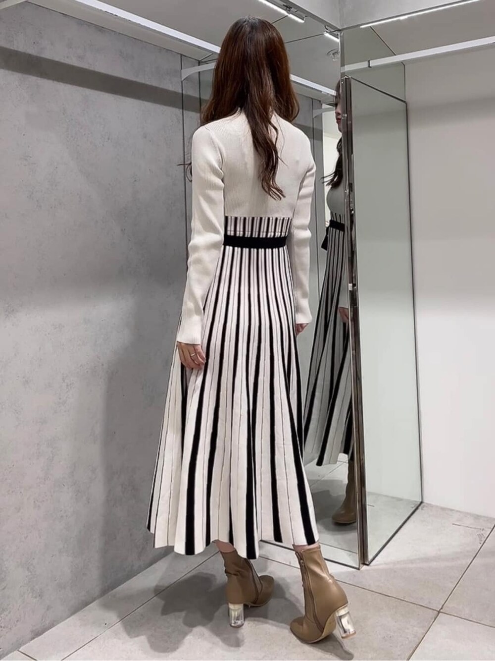 ベージュ系のトレンチコート、ベージュ系のトレンチコート、ホワイト系のワンピースを着用したレディースの秋コーディネートの7枚目の写真