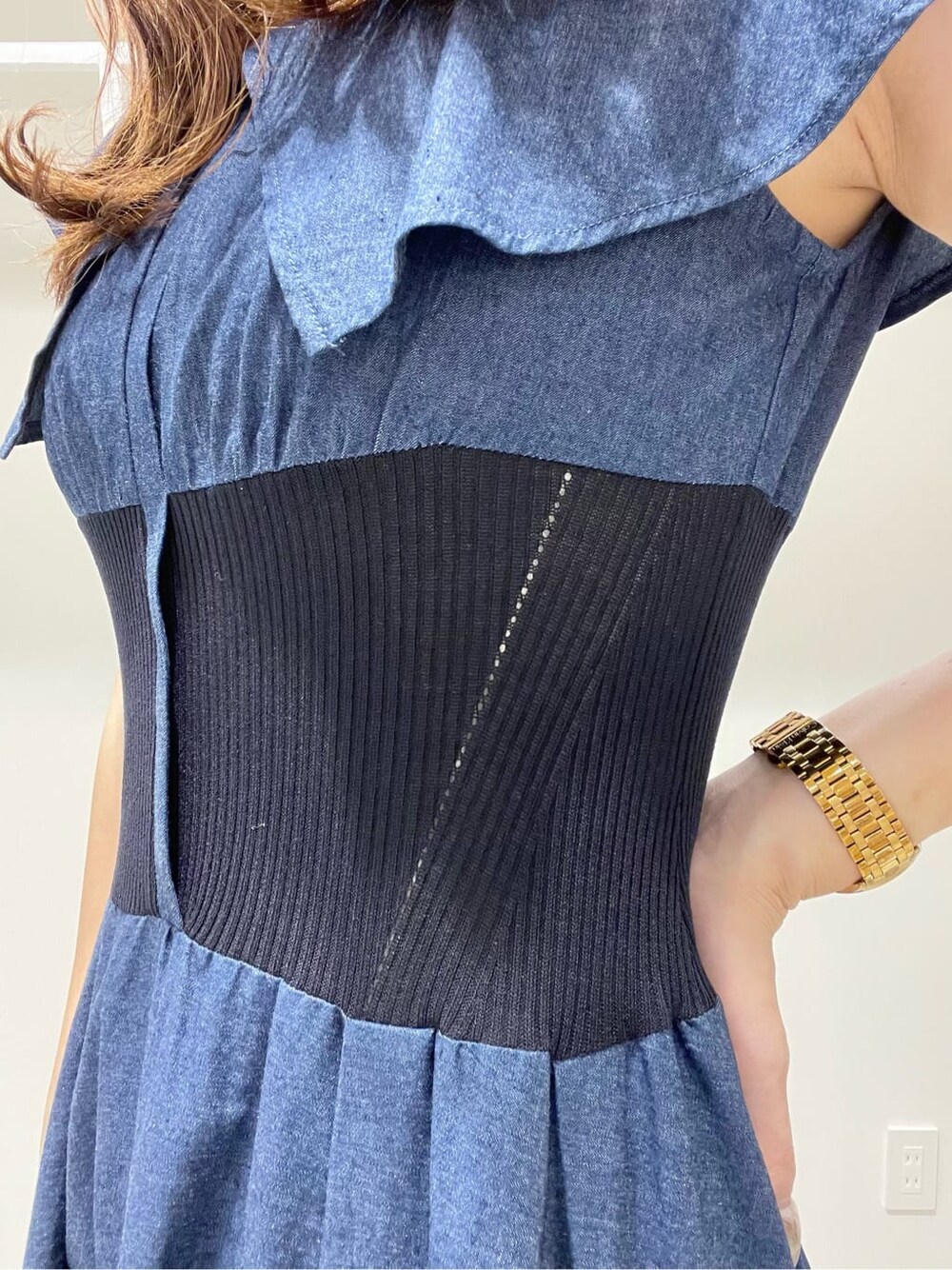 ベージュ系のサンダル、ベージュ系のトートバッグ、ブルー系のワンピースを着用したレディースの夏コーディネートの8枚目の写真