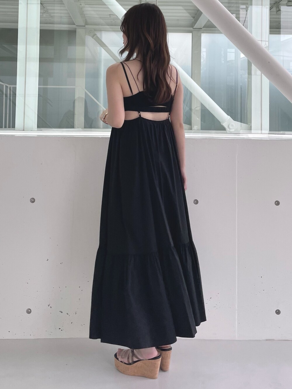 ブラック系のワンピース、ブラック系のサンダル、ブラック系のチューブトップを着用したレディースの春コーディネートの3枚目の写真