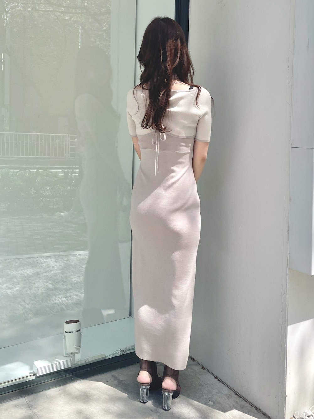 ブラウン系のブーツ、ピンク系のワンピース、ホワイト系のトートバッグを着用したレディースの春コーディネートの3枚目の写真