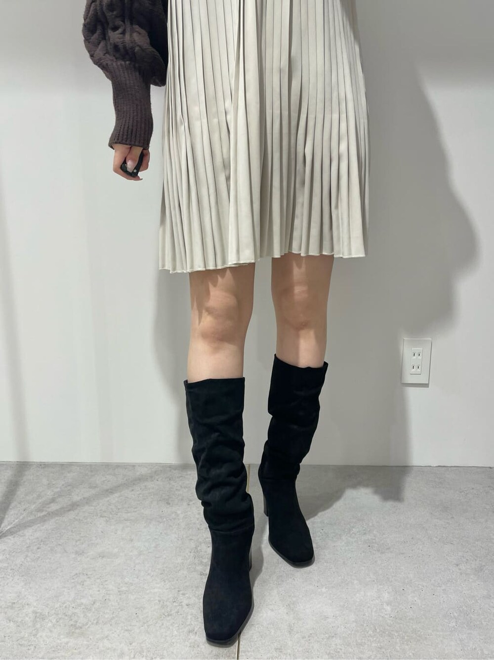 ブラウン系のワンピースを着用したレディースの冬コーディネートの7枚目の写真