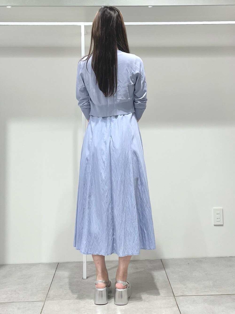 ブルー系のカーディガン/ボレロ、ブルー系のワンピース、シルバー系のサンダルを着用したレディースの夏コーディネートの4枚目の写真