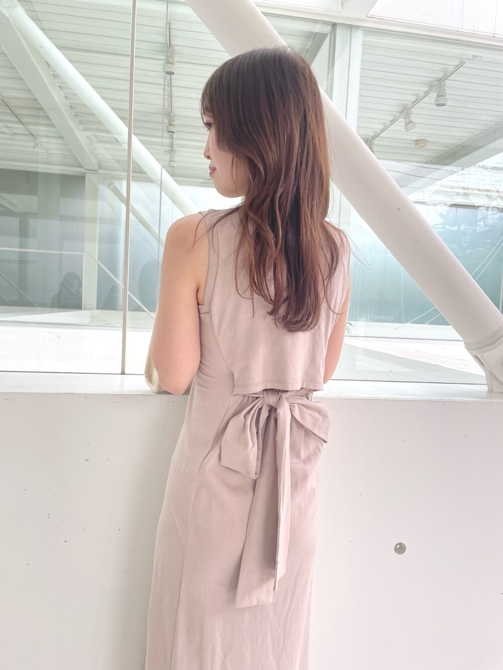 ホワイト系のハンドバッグ、ブラウン系のサンダル、ベージュ系のワンピースを着用したレディースの春コーディネートの7枚目の写真