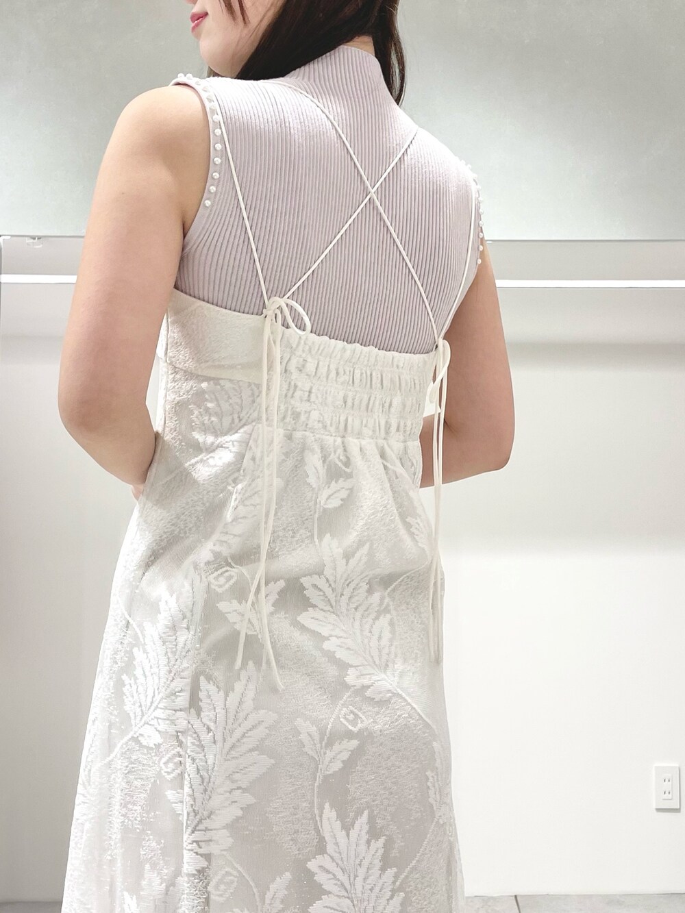 ホワイト系のワンピース、ピンク系のニット/セーター、その他のサンダルを着用したレディースの春コーディネートの5枚目の写真