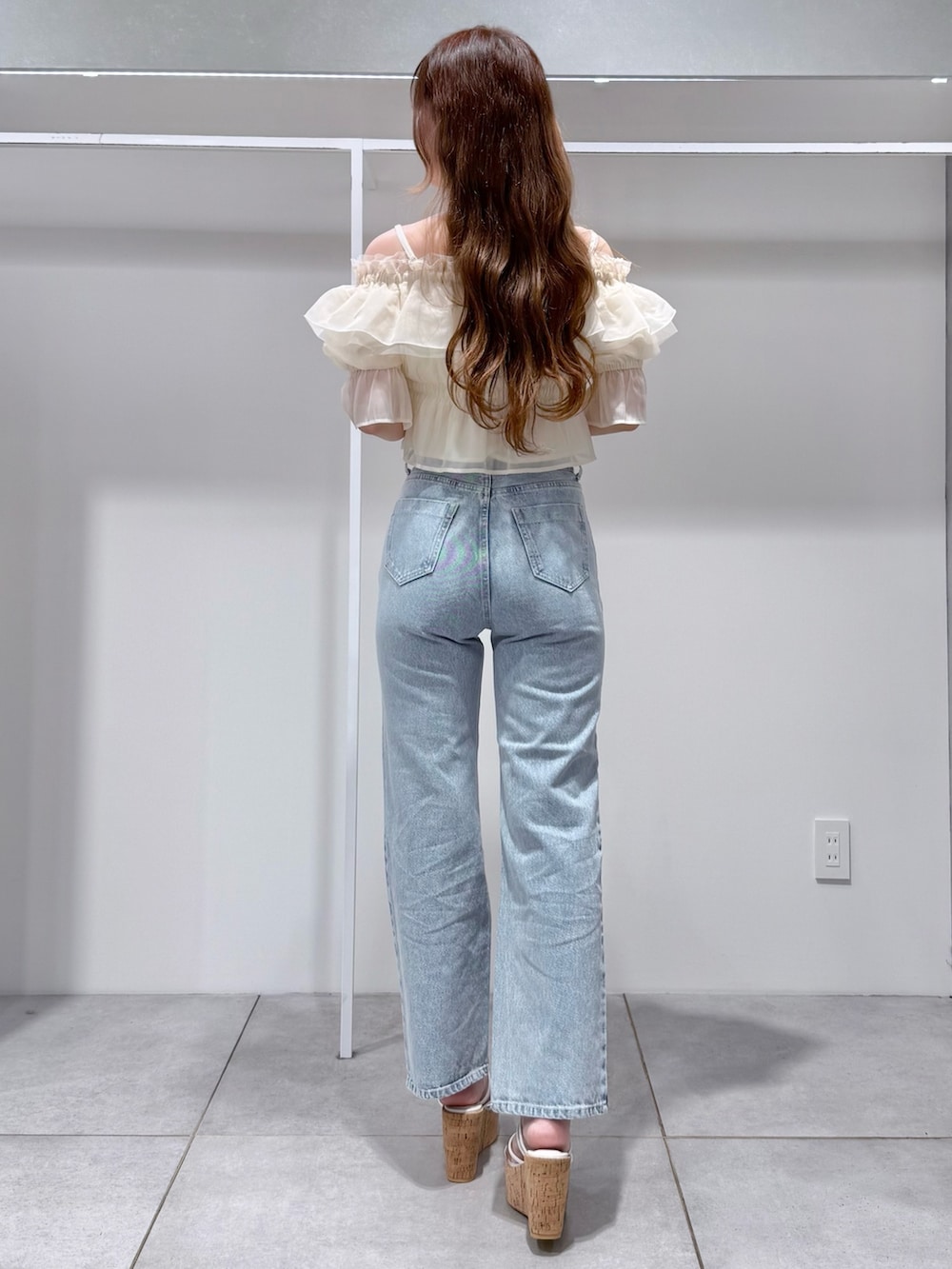 ホワイト系のシャツ/ブラウス、ブルー系のデニムパンツ、その他のサンダルを着用したレディースの春コーディネートの3枚目の写真