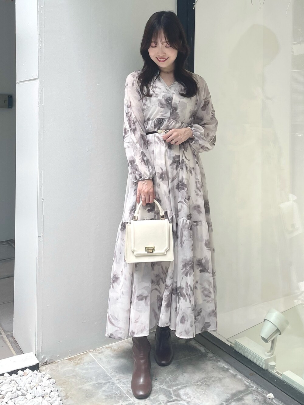 ホワイト系のハンドバッグ、ブラウン系のブーツ、グレー系のその他アウターを着用したレディースの夏コーディネートの6枚目の写真