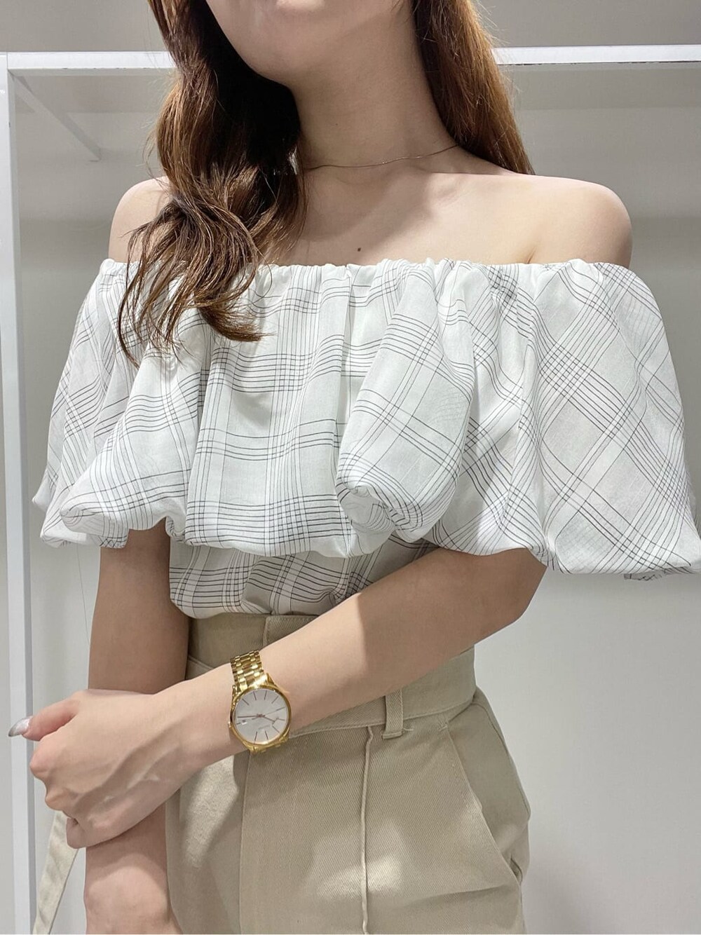 ホワイト系のキャミソール、その他のサンダル、ブラック系のトートバッグを着用したレディースの夏コーディネートの6枚目の写真