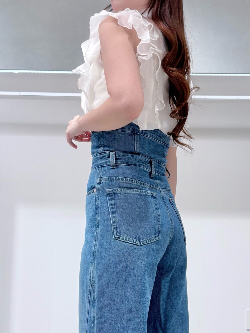 ブルー系のその他パンツ、ホワイト系のシャツ/ブラウス、ホワイト系のパンプスを着用したレディースの春コーディネートの5枚目の写真