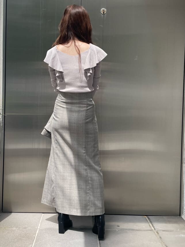 ベージュ系のハンドバッグ、その他のテーラードジャケット、ベージュ系のニット/セーターを着用したレディースの秋コーディネートの7枚目の写真