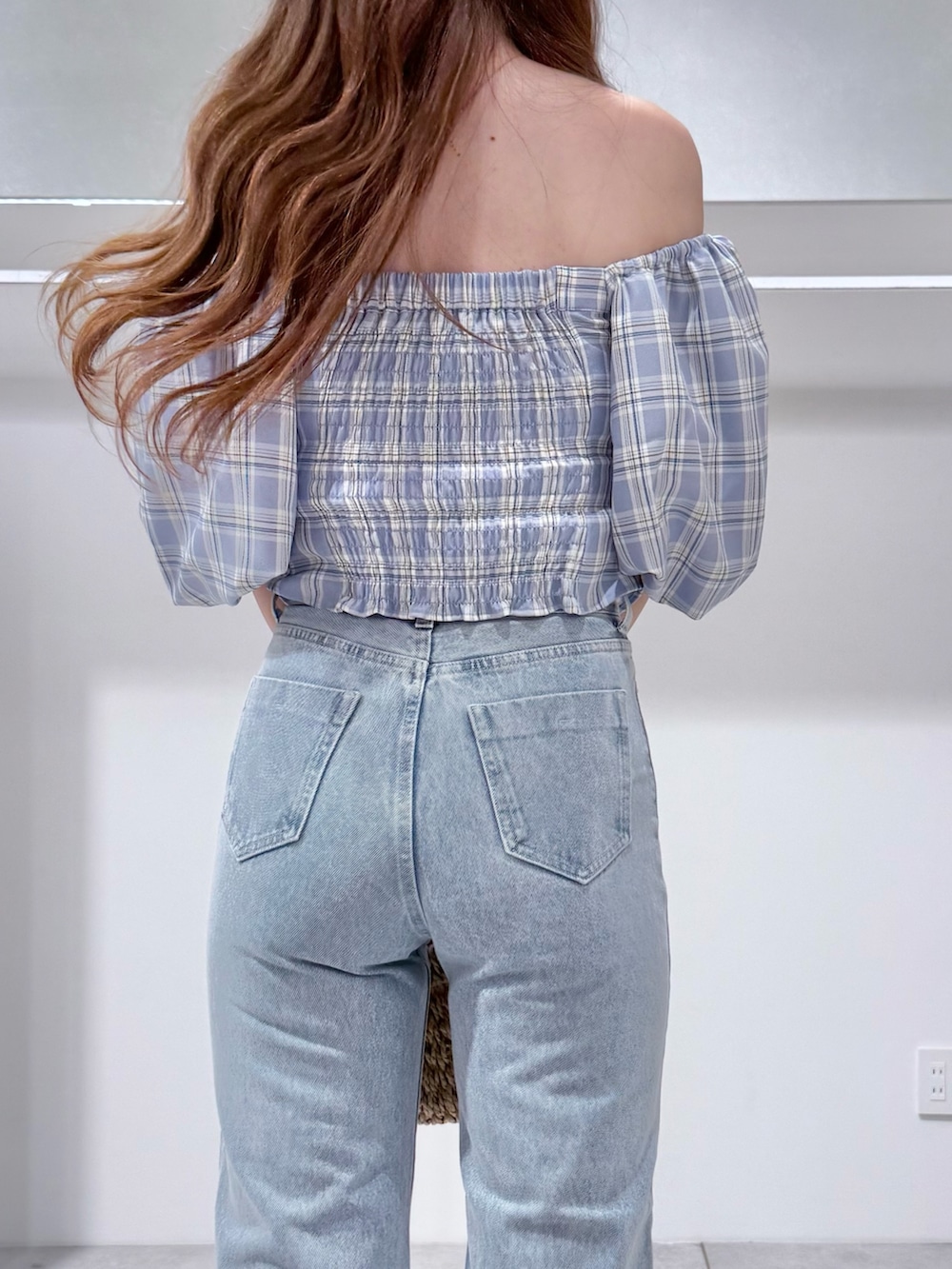 ブルー系のシャツ/ブラウス、ブルー系のデニムパンツ、ベージュ系のハンドバッグを着用したレディースの春コーディネートの6枚目の写真
