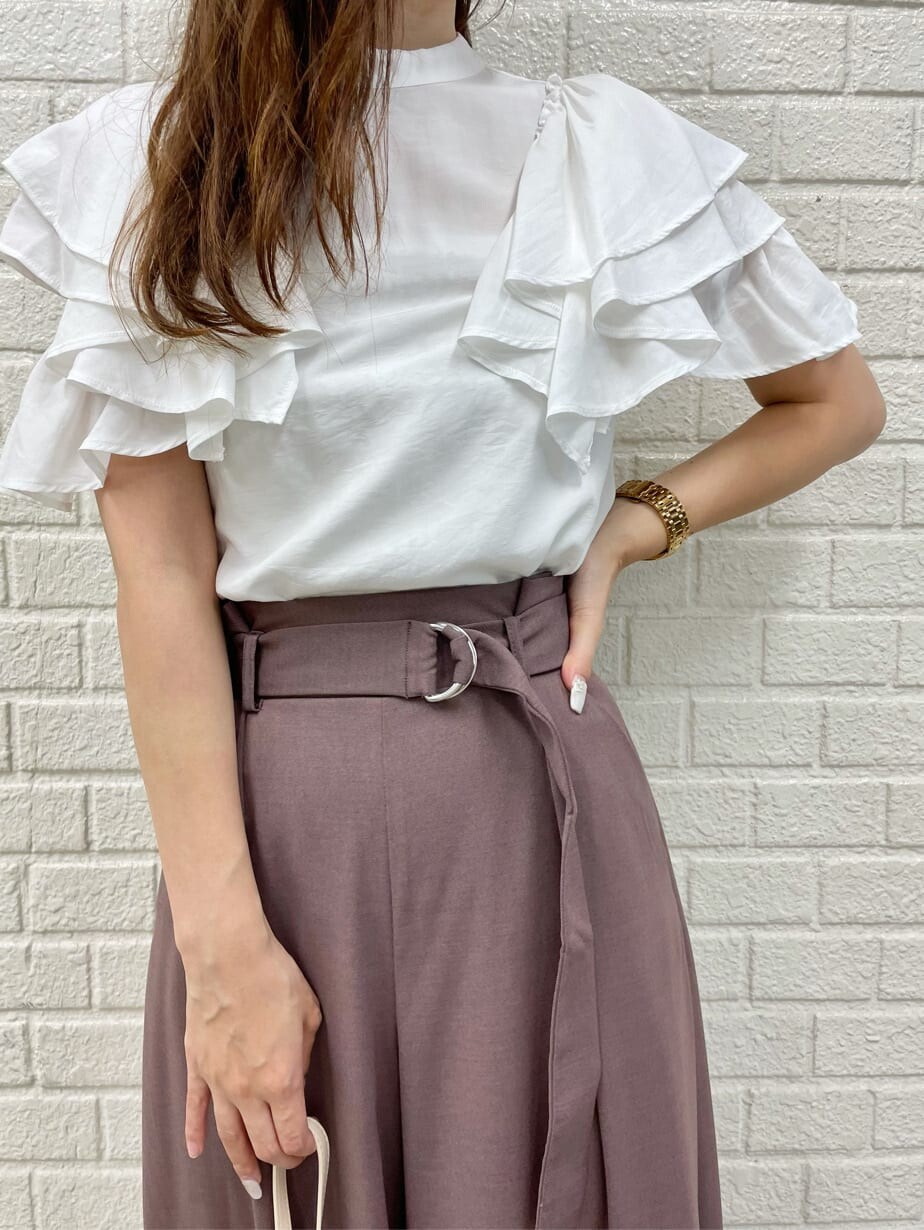 ホワイト系のその他シューズ、ホワイト系のシャツ/ブラウス、ベージュ系のハンドバッグを着用したレディースの秋コーディネートの6枚目の写真