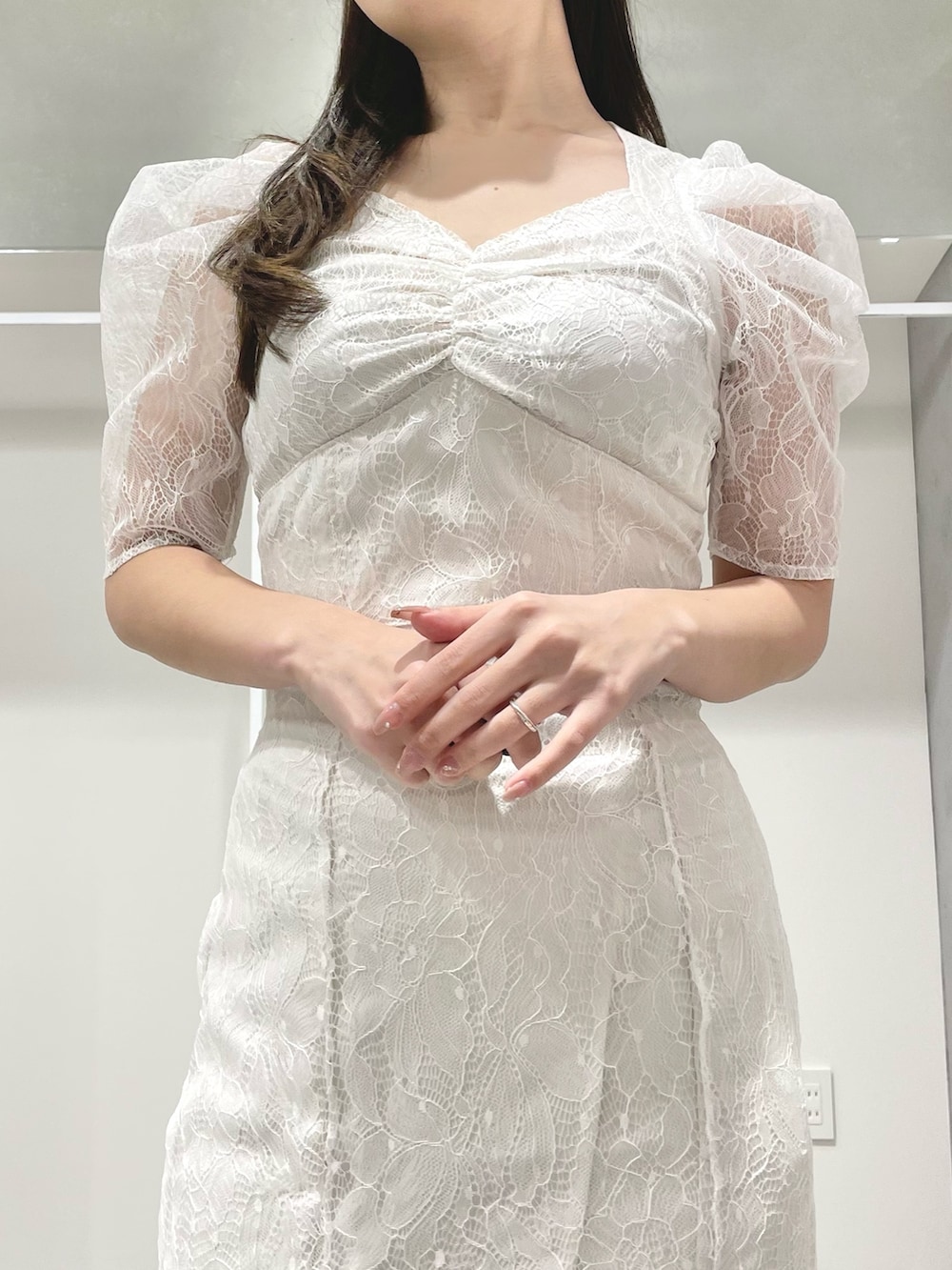 ホワイト系のシャツ/ブラウス、ホワイト系のスカート、ホワイト系のブーツを着用したレディースの冬コーディネートの5枚目の写真