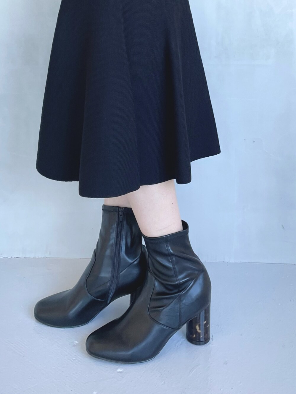 その他のワンピース、ブラック系のブーツを着用したレディースの秋コーディネートの7枚目の写真