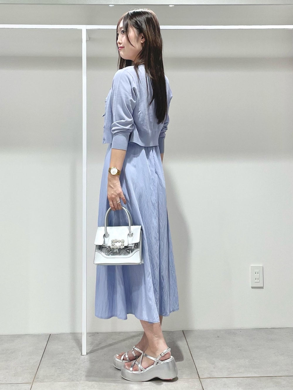 ブルー系のカーディガン/ボレロ、ブルー系のワンピース、シルバー系のサンダルを着用したレディースの夏コーディネートの3枚目の写真