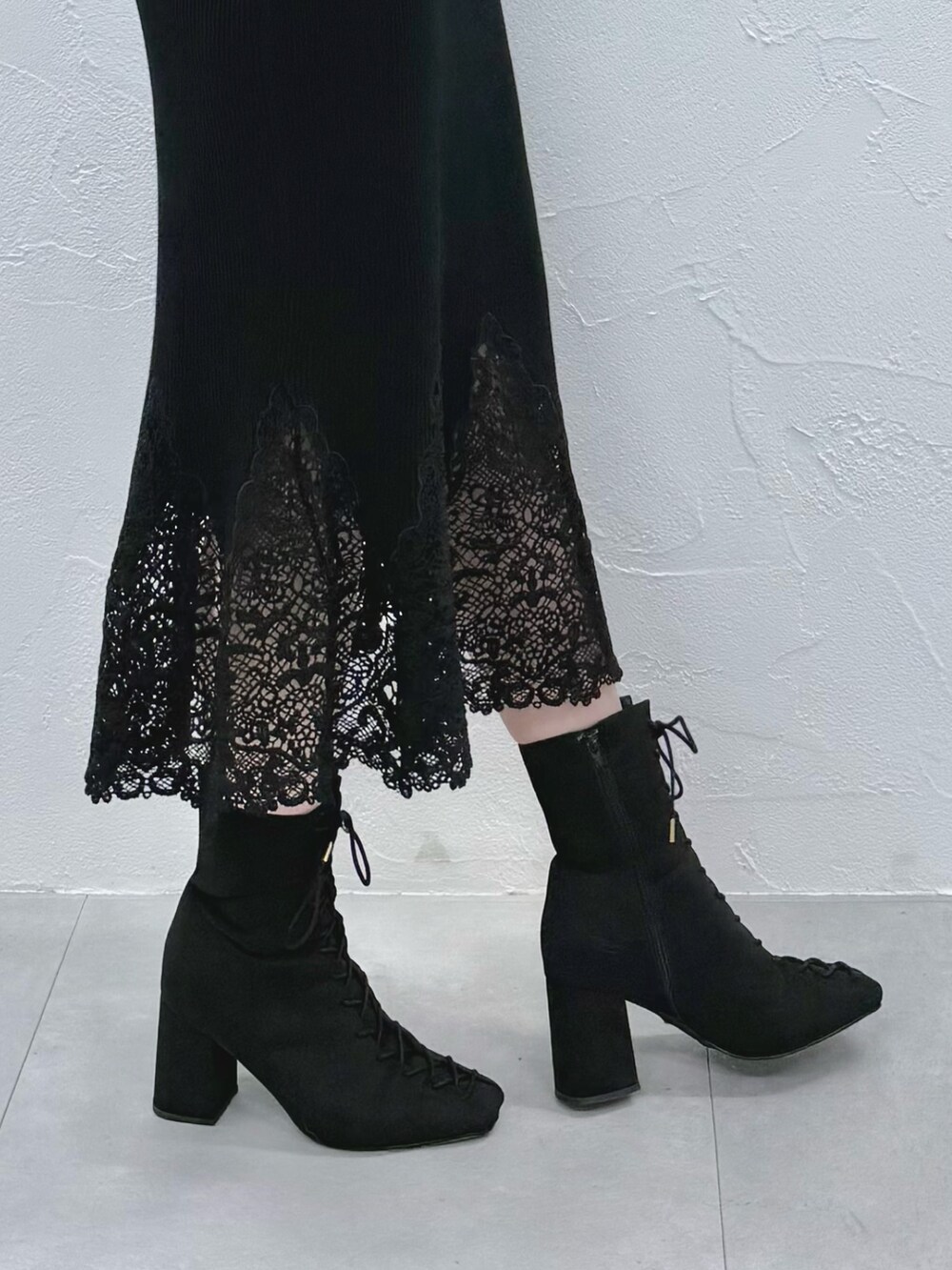 ブラック系のワンピース、ブラック系のブーツを着用したレディースの秋コーディネートの8枚目の写真