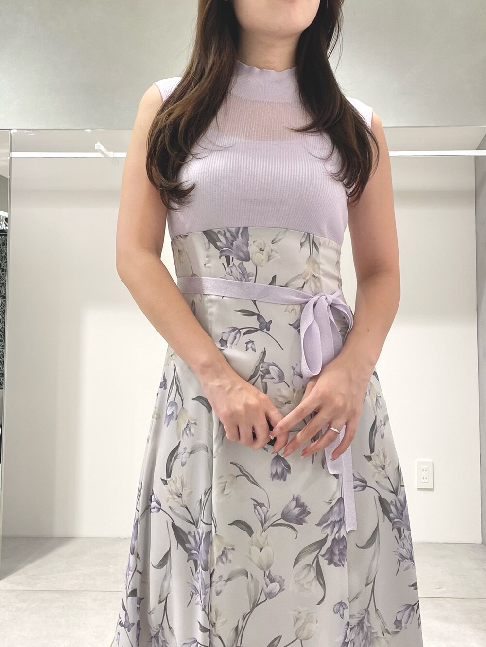 ホワイト系のハンドバッグ、ホワイト系のサンダル、パープル系のワンピースを着用したレディースの夏コーディネートの5枚目の写真