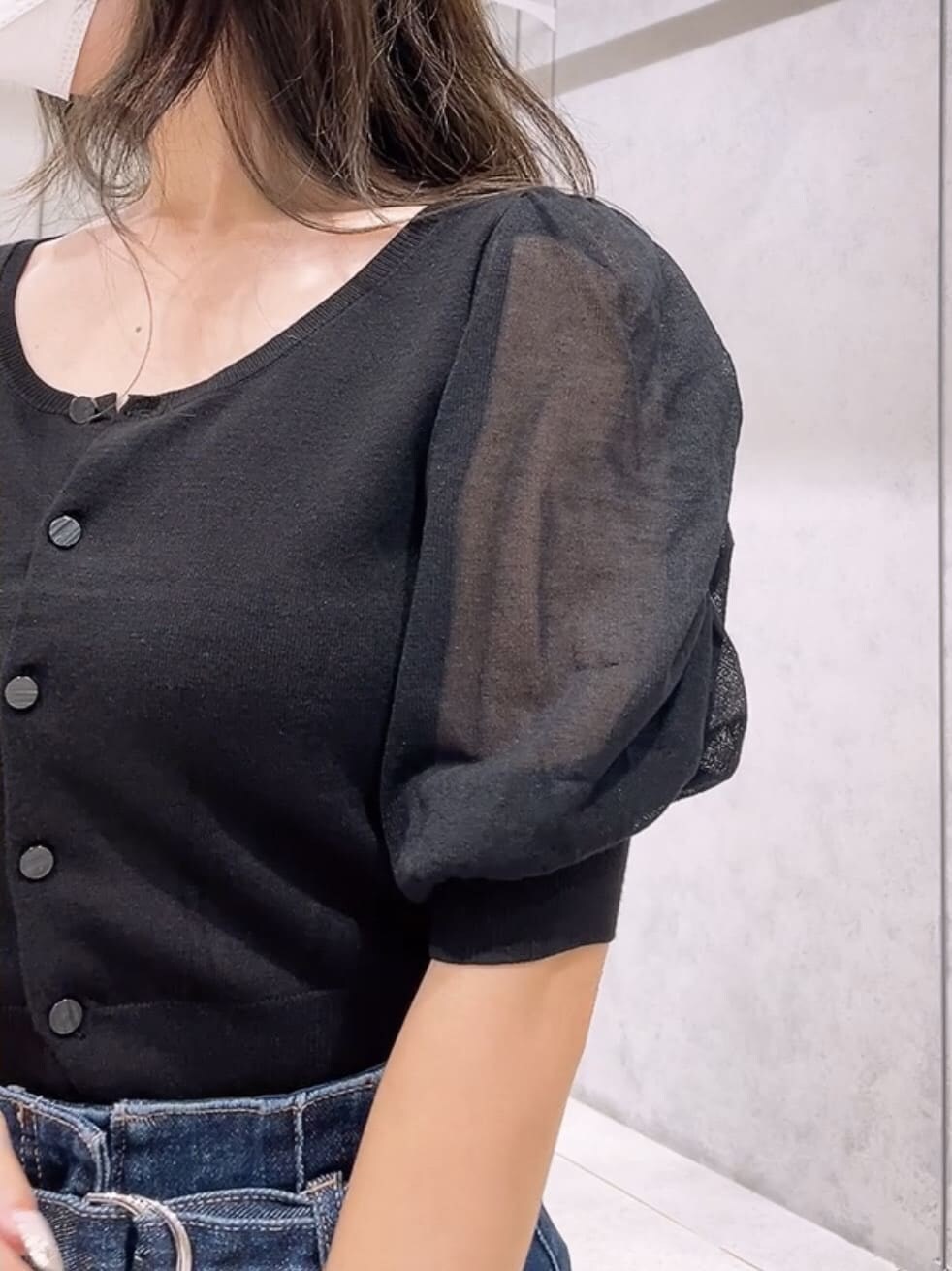 ブラック系のサンダル、ブルー系のデニムパンツ、ブラック系のチューブトップを着用したレディースの夏コーディネートの3枚目の写真