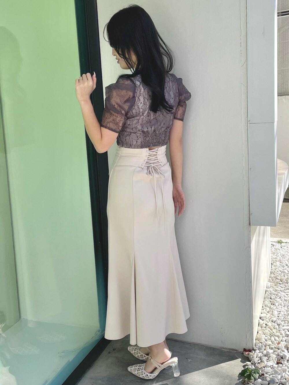 パープル系のシャツ/ブラウス、ホワイト系のスカート、その他のパンプスを着用したレディースの冬コーディネートの3枚目の写真