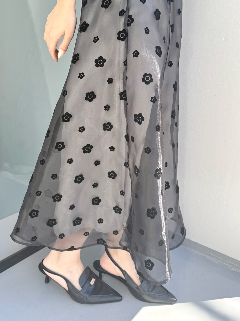 グレー系のワンピース、ブラック系のパンプスを着用したレディースの春コーディネートの6枚目の写真