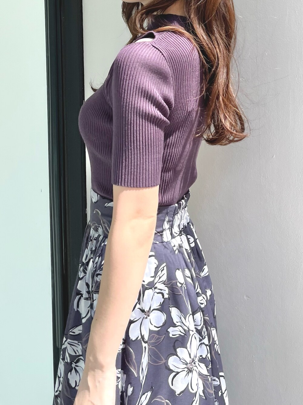 パープル系のスカート、ブラウン系のサンダル、パープル系のニット/セーターを着用したレディースの春コーディネートの6枚目の写真