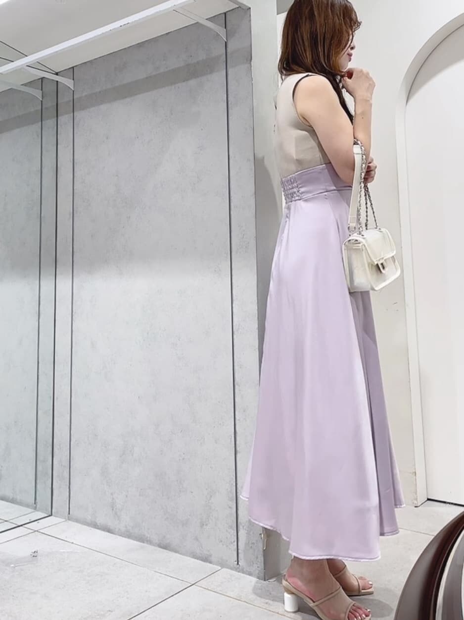 ホワイト系のショルダーバッグ、パープル系のワンピース、ベージュ系のサンダルを着用したレディースの夏コーディネートの3枚目の写真