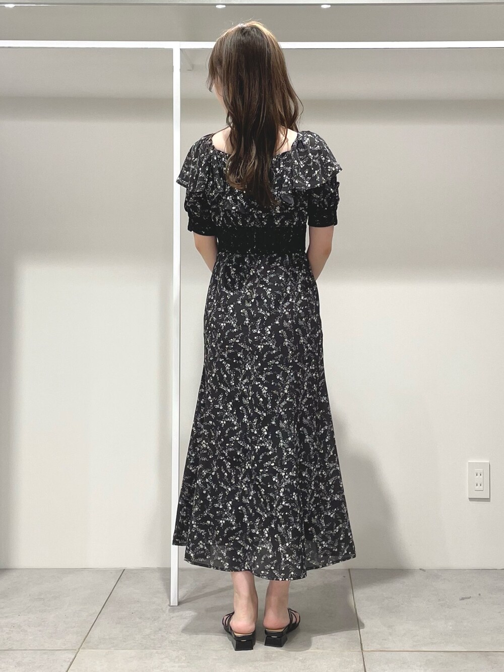 ブラック系のワンピース、ブラック系のボストンバッグ、ブラック系のサンダルを着用したレディースの夏コーディネートの4枚目の写真