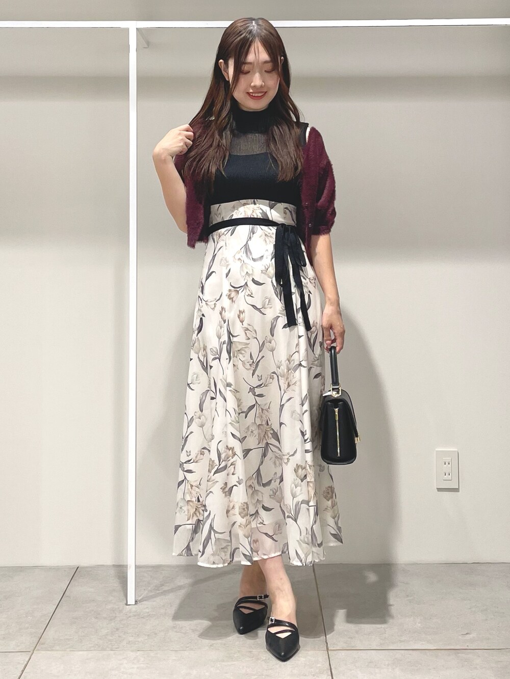 ブラウン系のカーディガン/ボレロ、ブラック系のショルダーバッグ、ブラック系のパンプスを着用したレディースの夏コーディネートの2枚目の写真