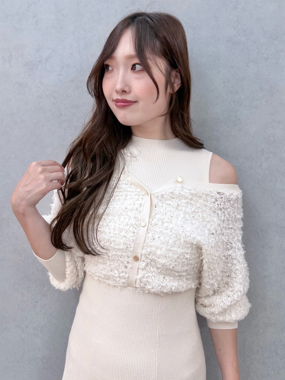 ホワイト系のワンピース、ホワイト系のブーツ、ベージュ系のハンドバッグを着用したレディースの秋コーディネートの5枚目の写真