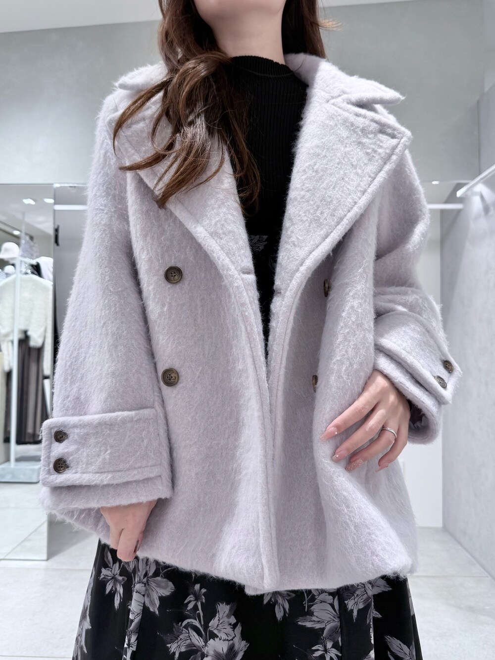 グレー系のその他アウター、ブラック系のワンピース、ブラック系のブーツを着用したレディースの冬コーディネートの7枚目の写真