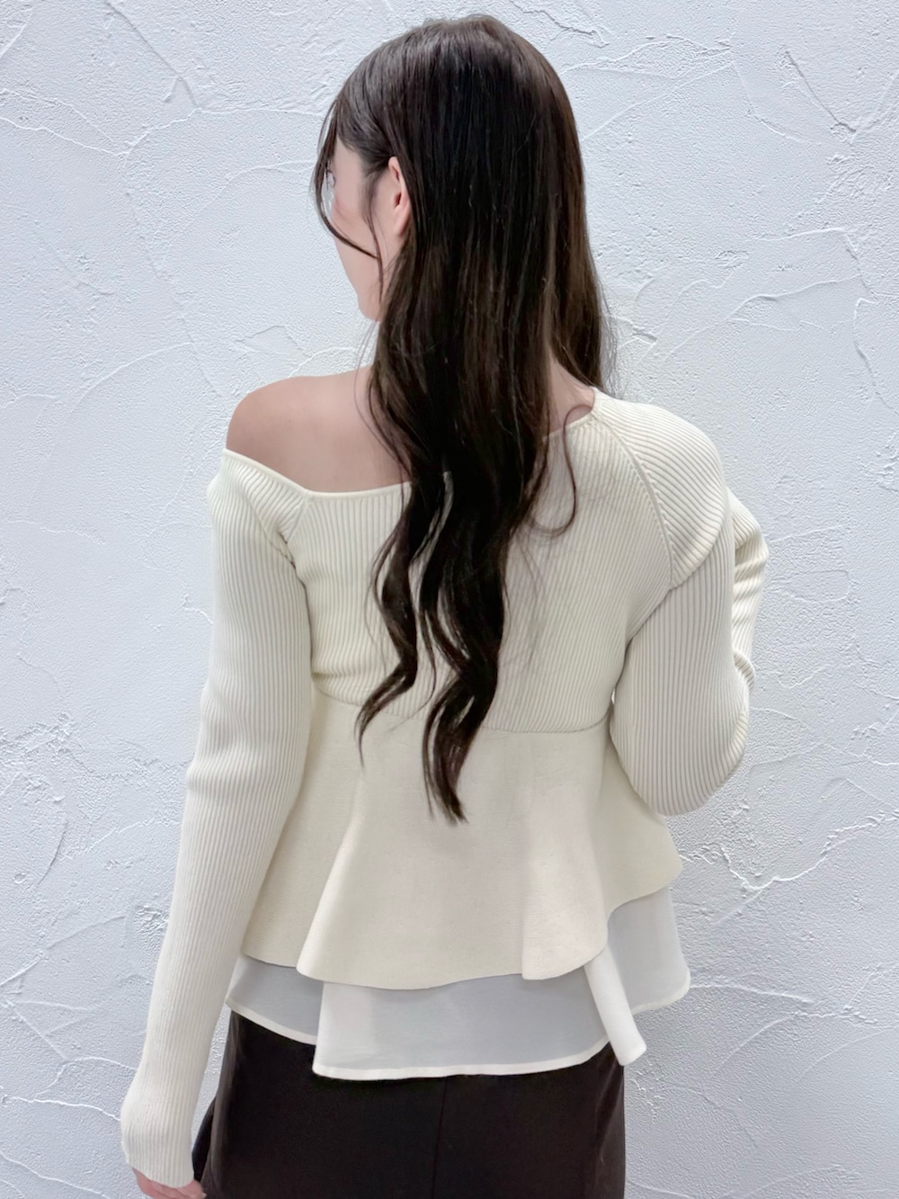 ホワイト系のニット/セーター、ブラウン系のスカート、ブラウン系のブーツを着用したレディースの秋コーディネートの6枚目の写真