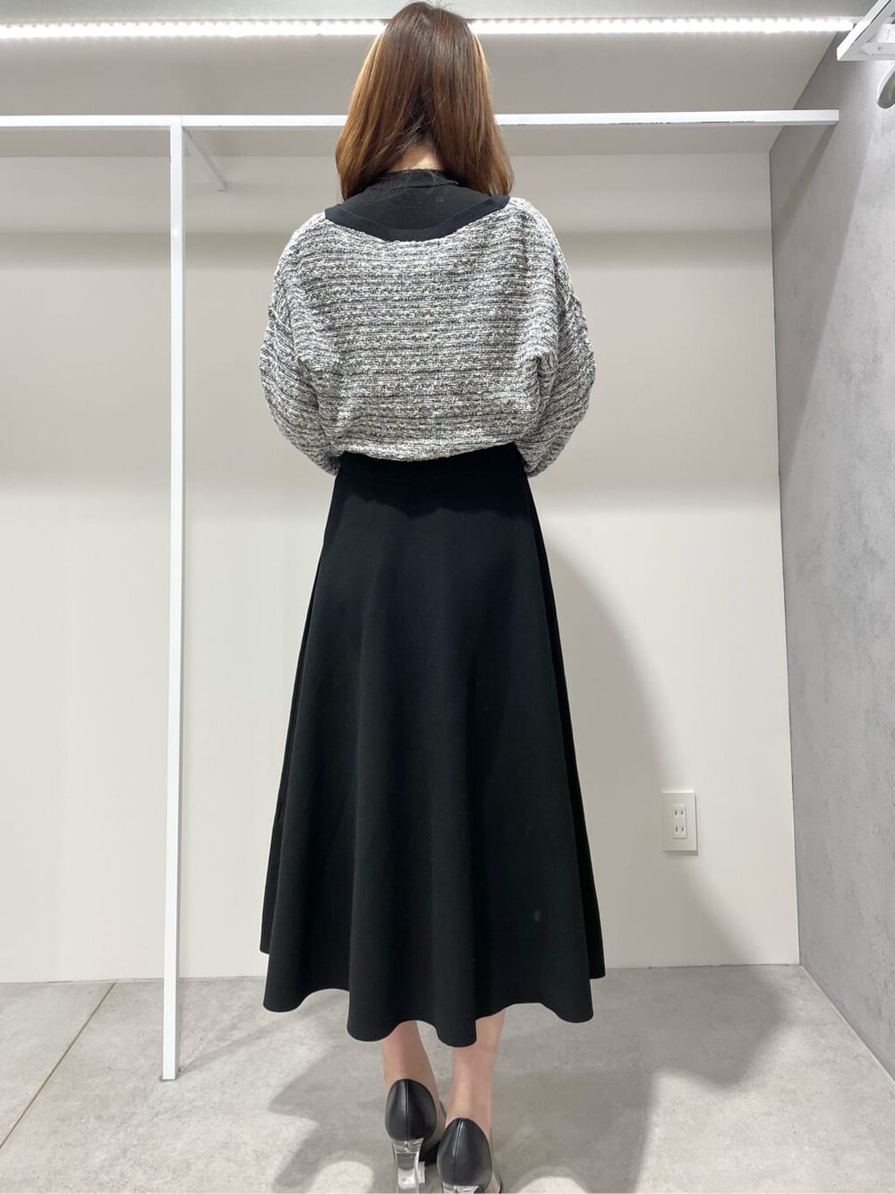 ブラック系のワンピース、ブラック系のカーディガン/ボレロを着用したレディースの春コーディネートの3枚目の写真