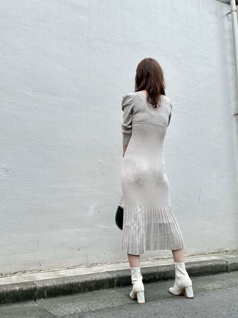 ホワイト系のその他シューズ、ブラック系のハンドバッグ、ベージュ系のワンピースを着用したレディースの秋コーディネートの3枚目の写真