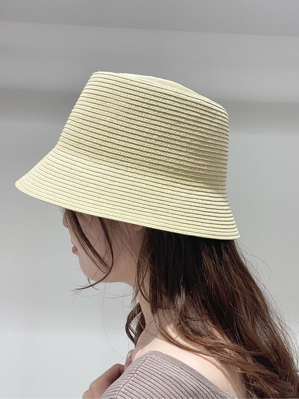 ベージュ系のワンピース、ベージュ系のシャツ/ブラウス、ベージュ系のサンダルを着用したレディースの春コーディネートの10枚目の写真